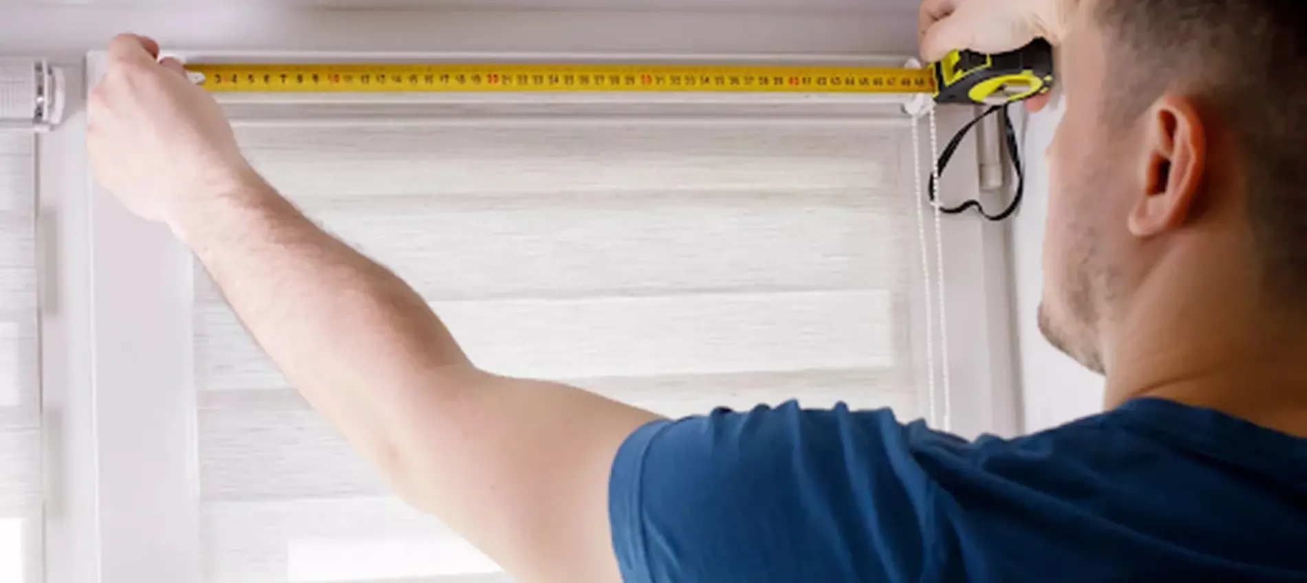 Guide complet : Comment installer un store sur une fenêtre avec une grille d’aération ? 