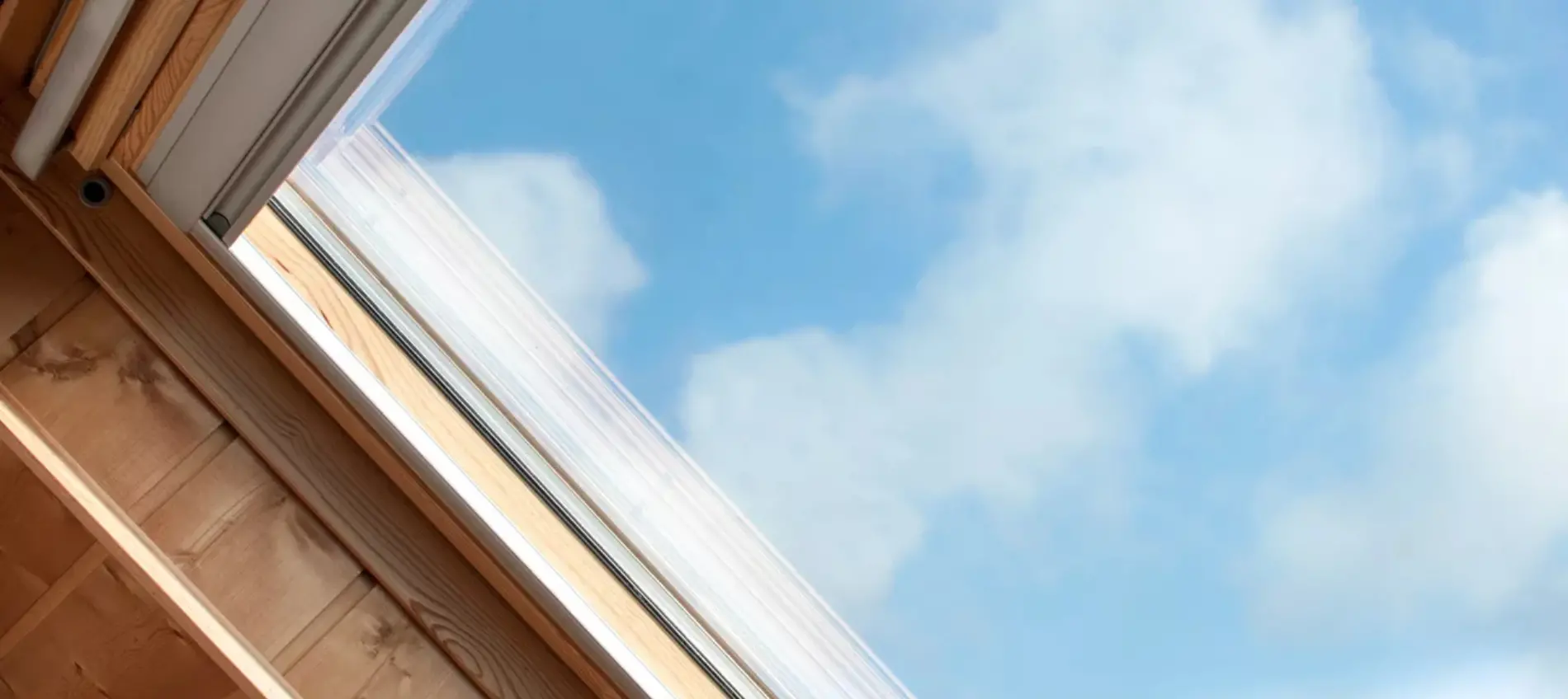 Guide complet : Tout savoir sur les dimensions des stores compatibles avec les fenêtres de toit VELUX®