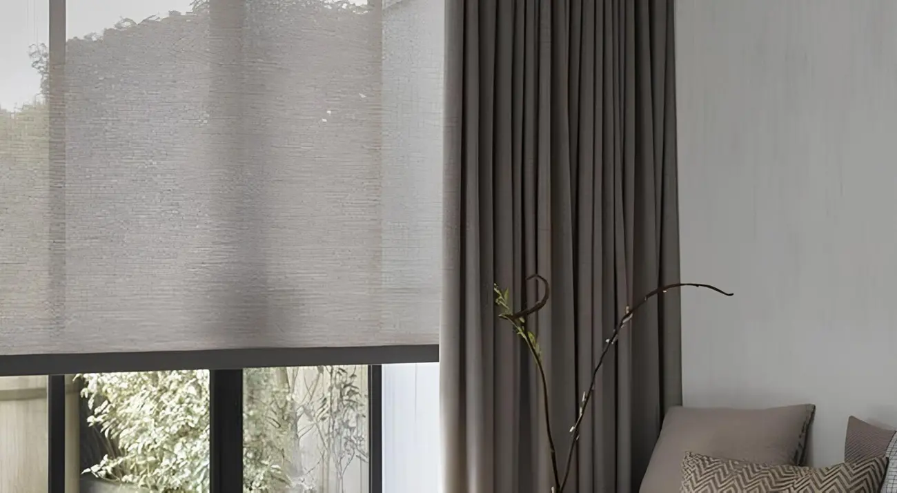 Comment bien combiner stores et rideaux : conseils et idées déco