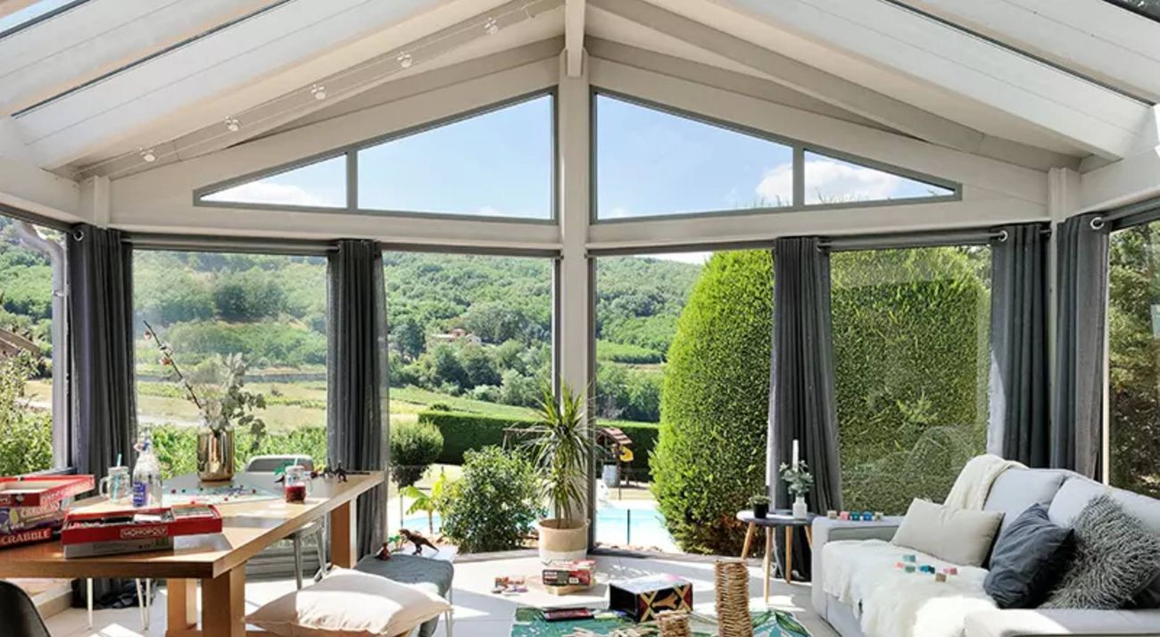 Les meilleurs stores et rideaux pour vous protéger du vis-à-vis dans une extension en bois