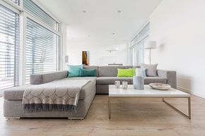 Quels stores ou rideaux choisir pour une ambiance épurée ? 