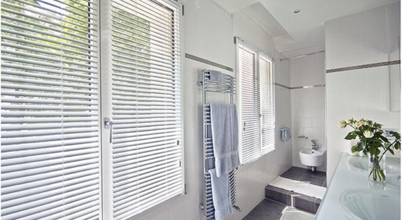 Les stores et les rideaux pour salle de bains : des solutions esthétiques et fonctionnelles pour équiper vos fenêtres 