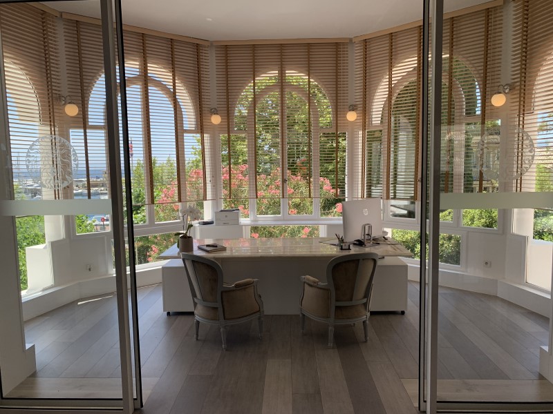 Nos stores vénitiens bois chez L’auberge de Calanque