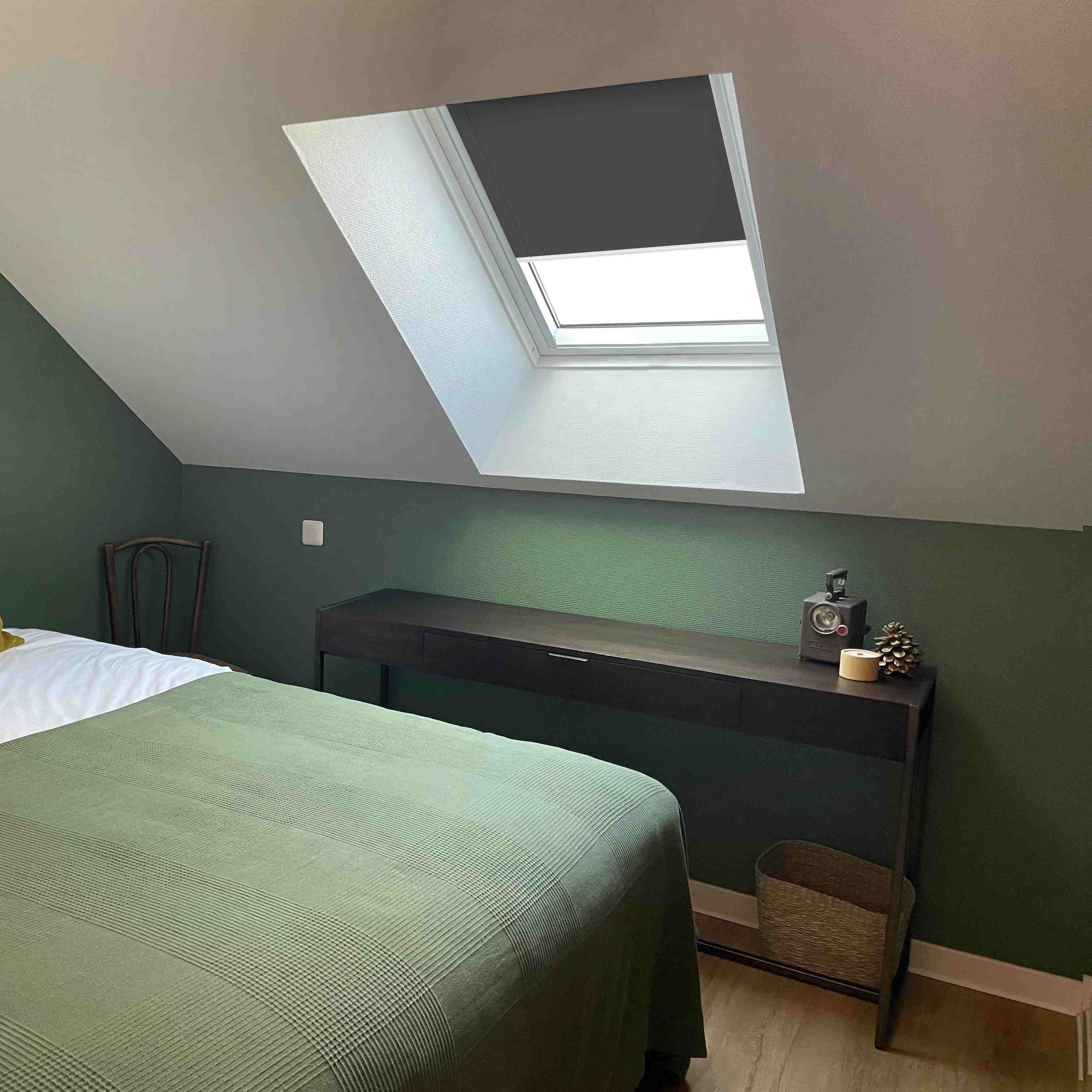 Store anti-chaleur Soltis anthracite pour fenêtre Velux®