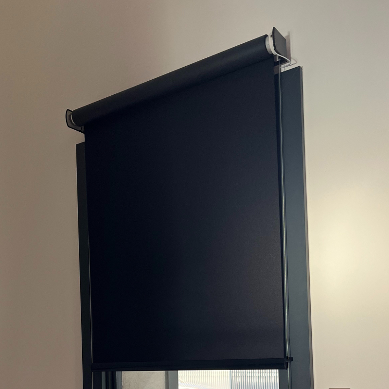 Store enrouleur motorisé occultant - polyester - sur mesure - sans perçage - design épuré - durable et élégant