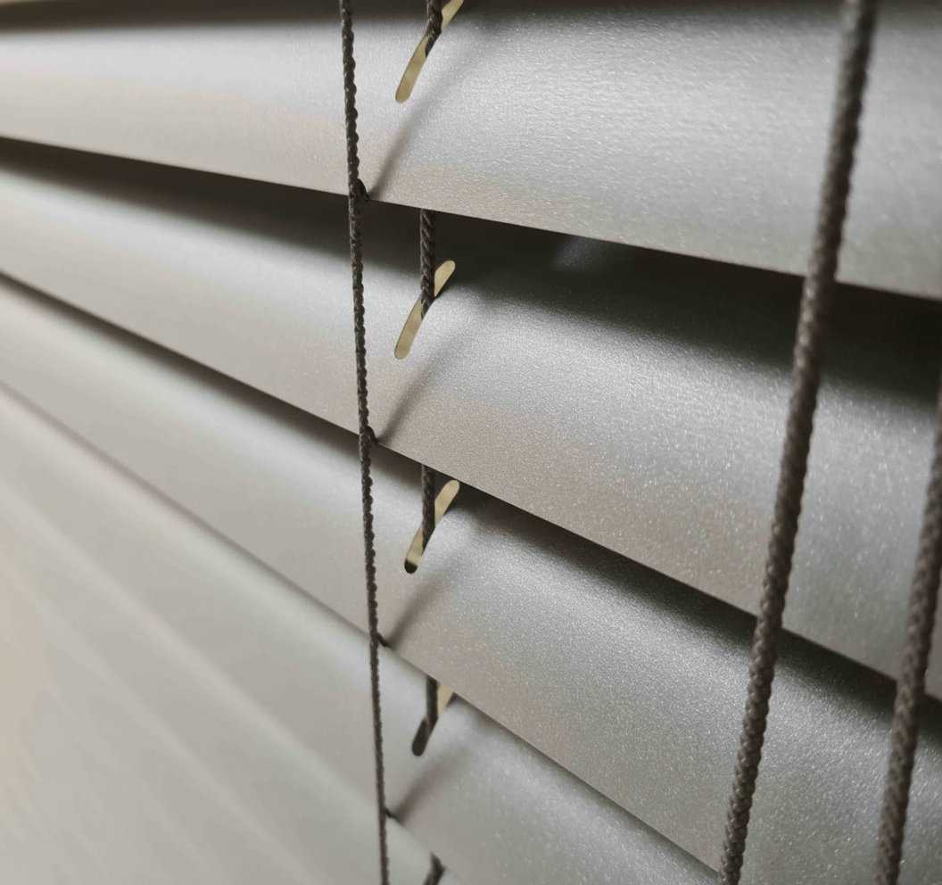 Stores vénitiens alu - aluminium - sur mesure - type de stores vénitien intérieur aluminium lames 25 mm - durable et élégant