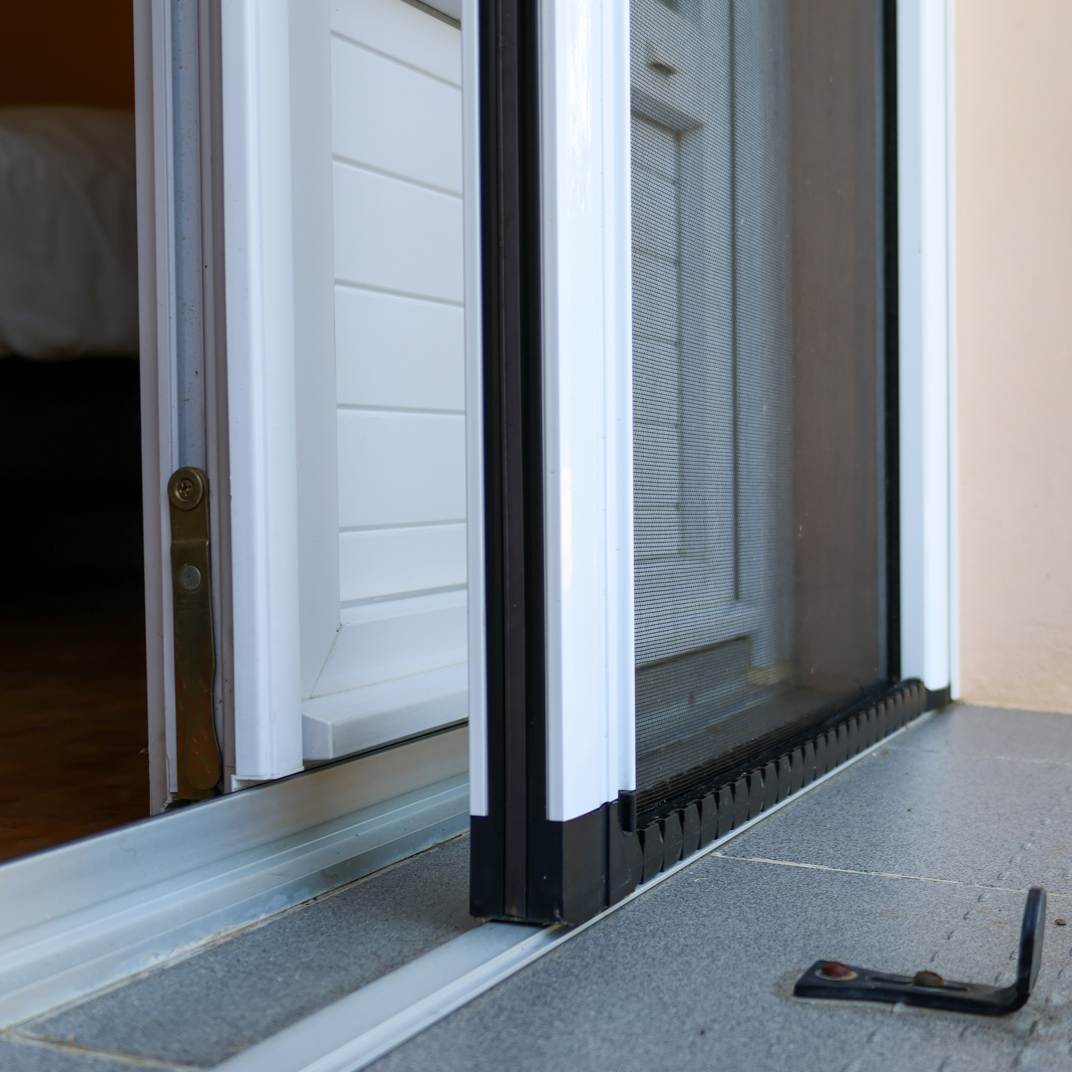 Moustiquaire latérale grise - Style moderne pour baie vitrée - Structure aluminium - Sur mesure — vue 3