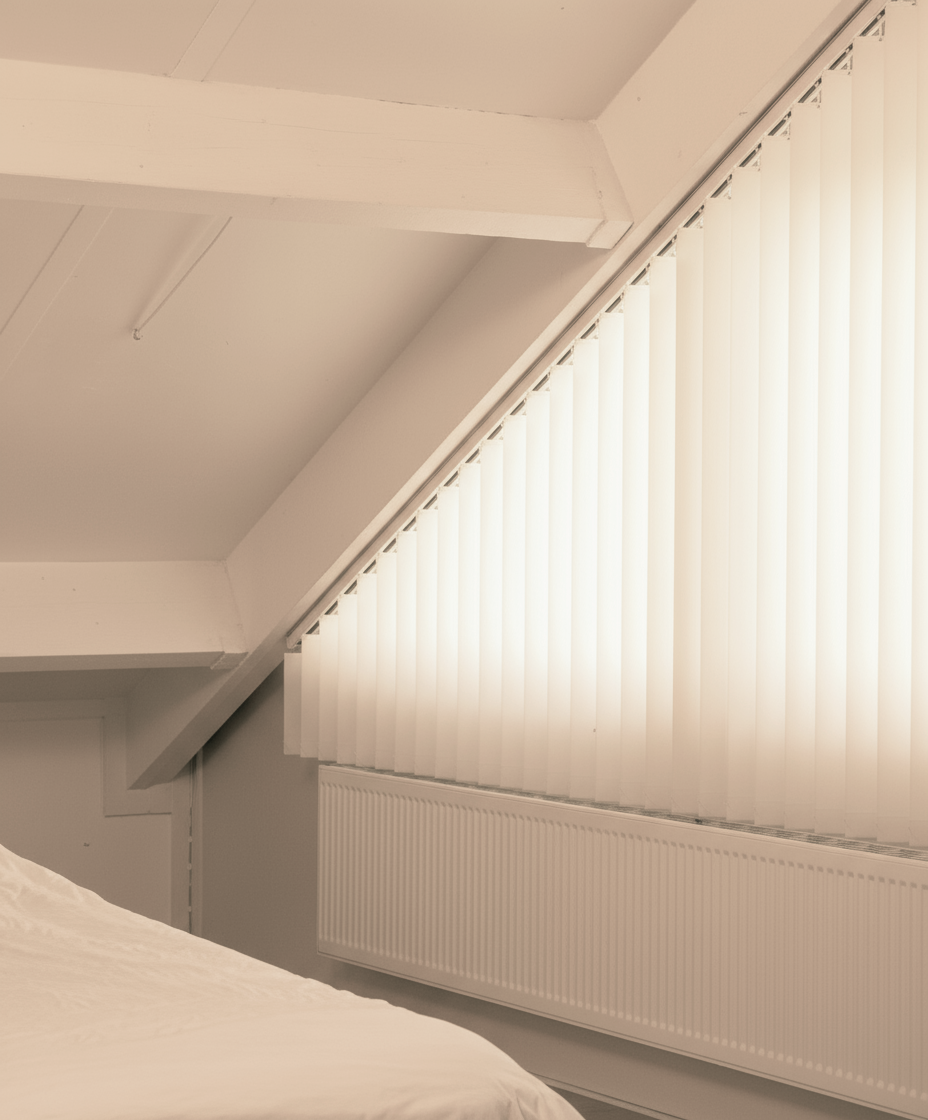 Store trapèze sur mesure - polyester - occultant - durable et élégant