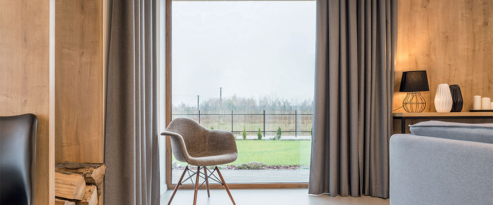 Choisir des stores et rideaux taupes