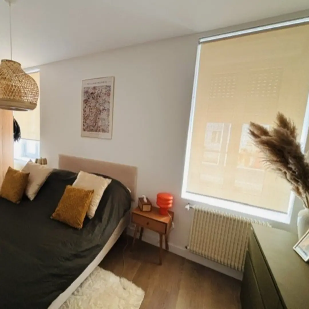 Store enrouleur anti chaleur chanvre chambre avec deux fenêtres