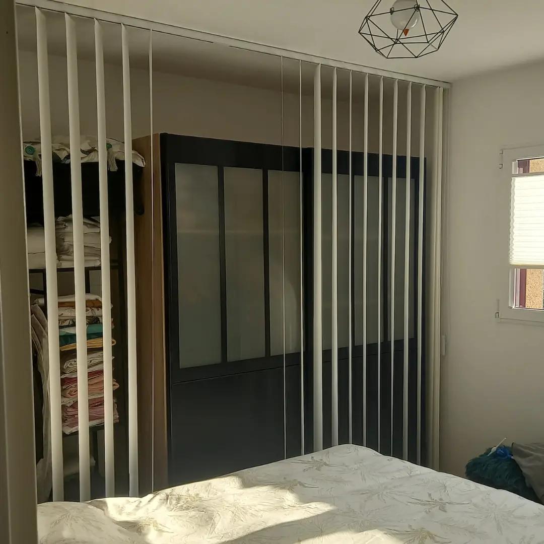 Store californien tamisant uni- ouvert - chambre