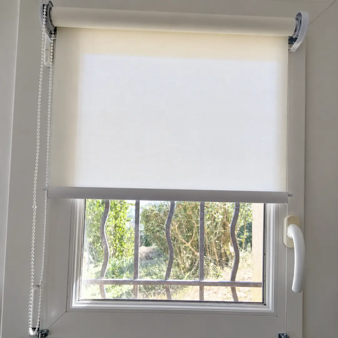 Stores enrouleurs tamisants unis blanc petite fenêtre