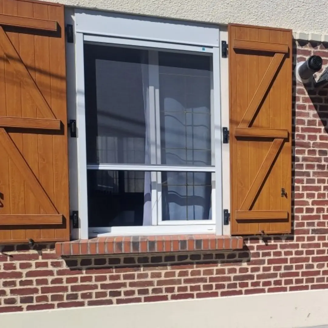 Moustiquaire fenêtre semi fermée vue extérieure