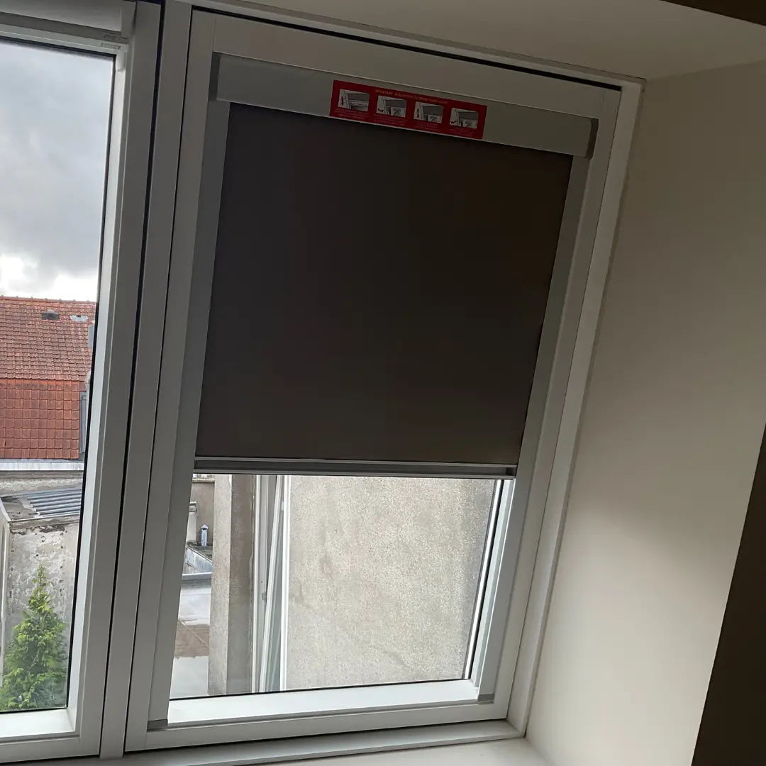 Store fenêtre de toit noir