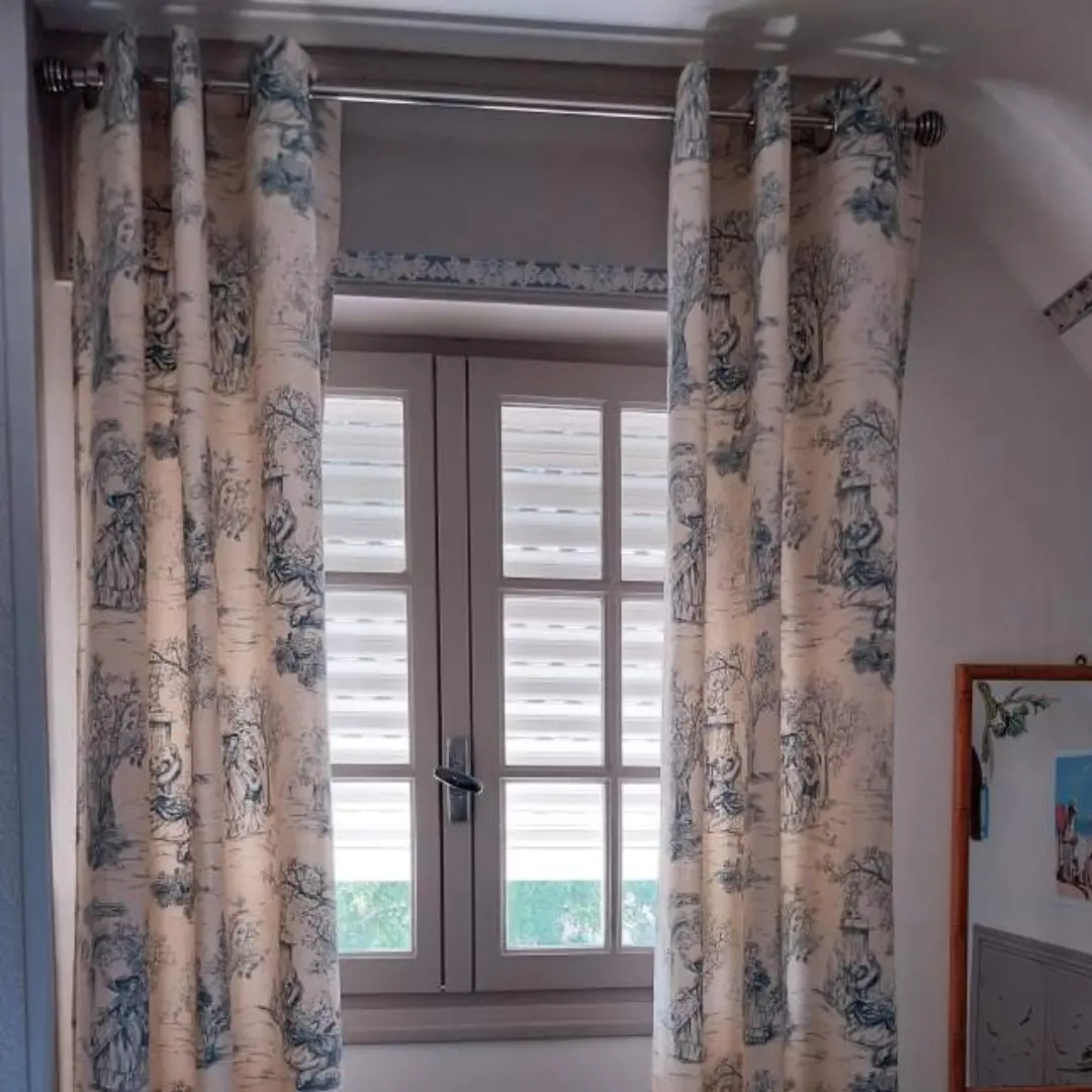 Grand rideau toile de jouy ouvert
