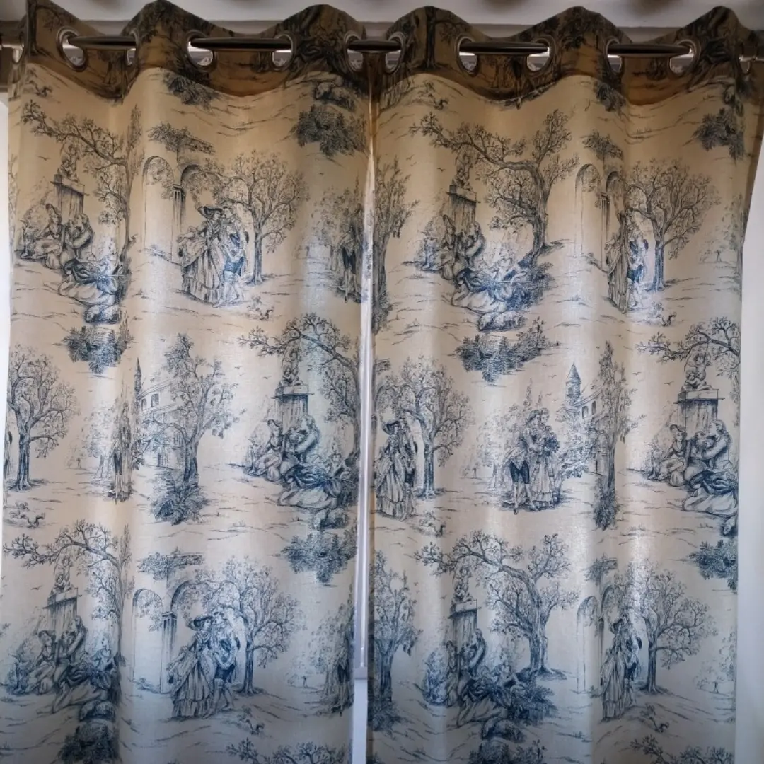 Rideau à motifs toile de jouy fermé