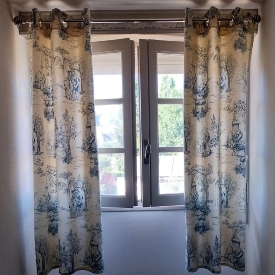 Rideau toile de jouy petite fenêtre