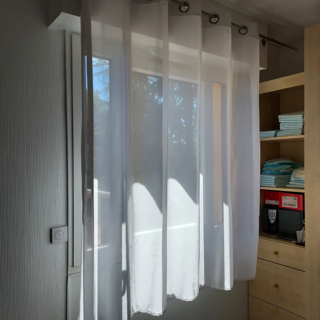 Rideau voilage uni blanc - fenêtre