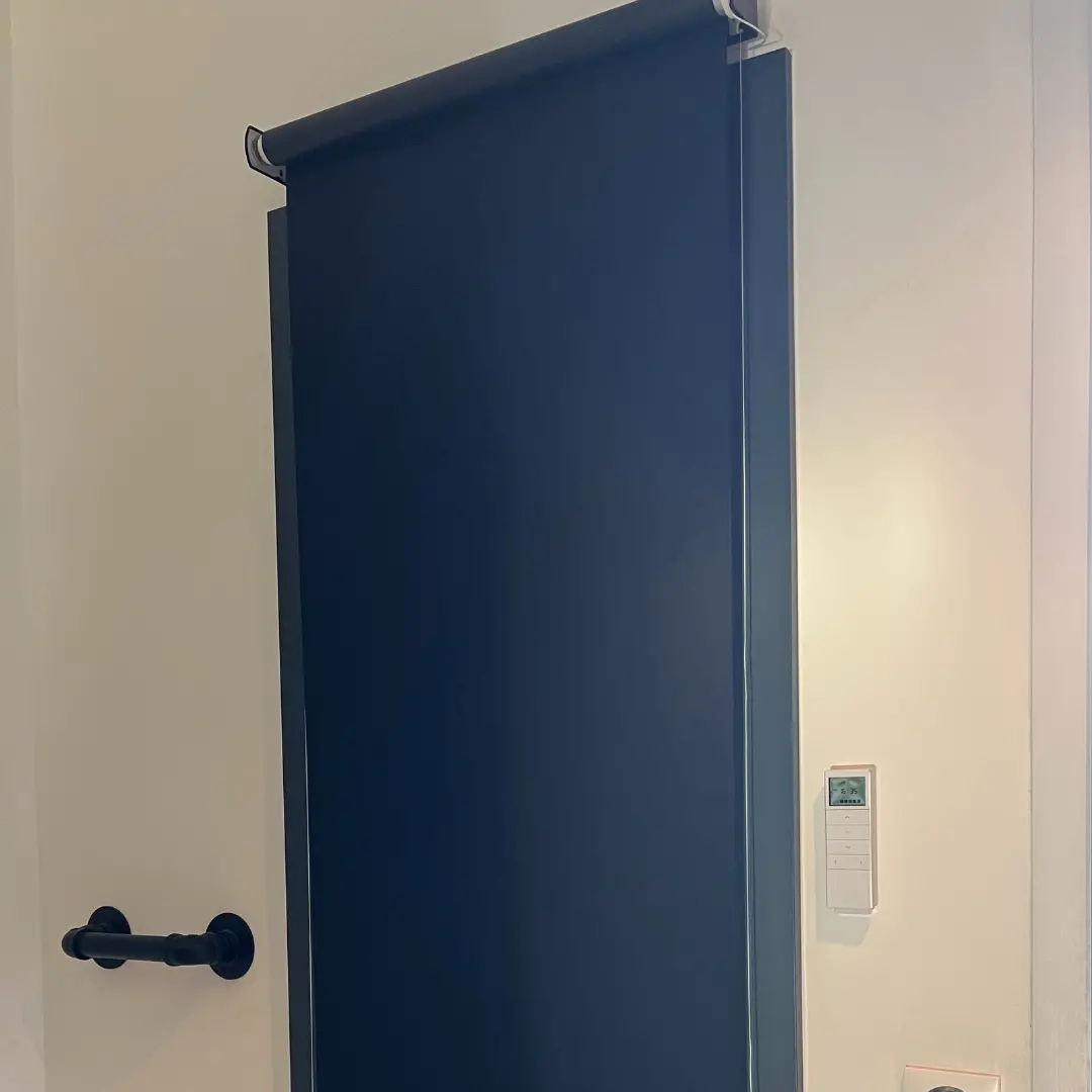 Store enrouleur occultant noir motorisé entrée