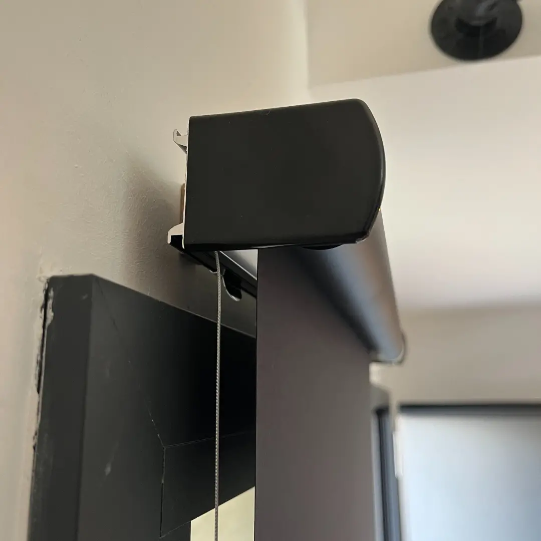 Store enrouleur occultant noir motorisé zoom système