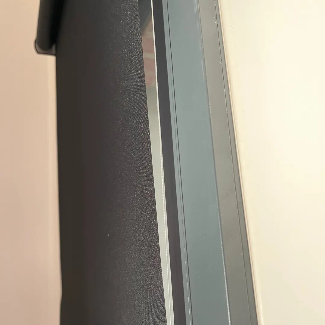 Store enrouleur occultant noir motorisé zoom tissu