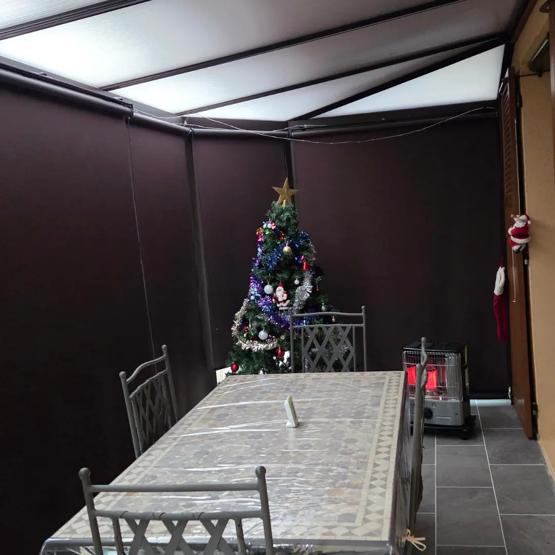 Stores enrouleurs occultants fermes veranda