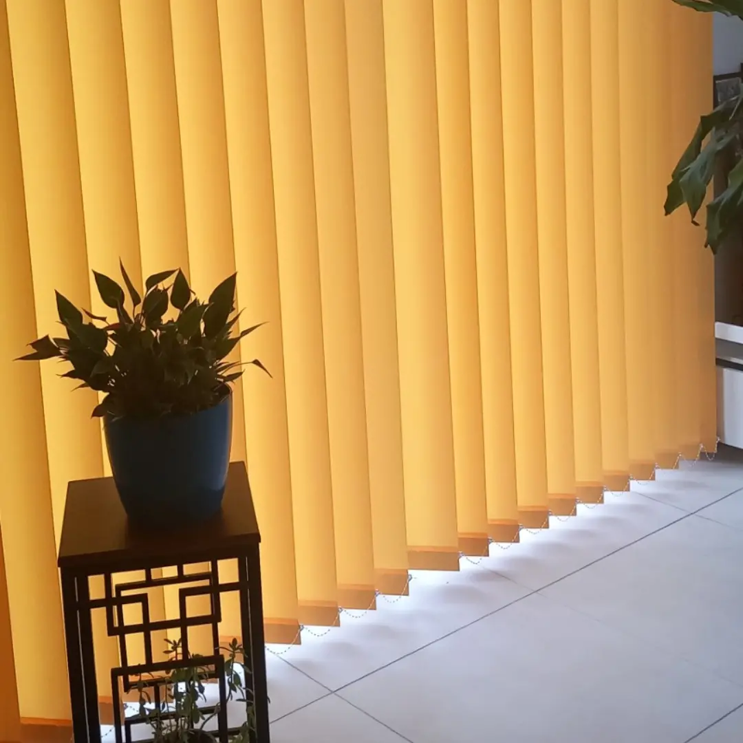 Stores californiens tamisants unis lames fermées jaunes