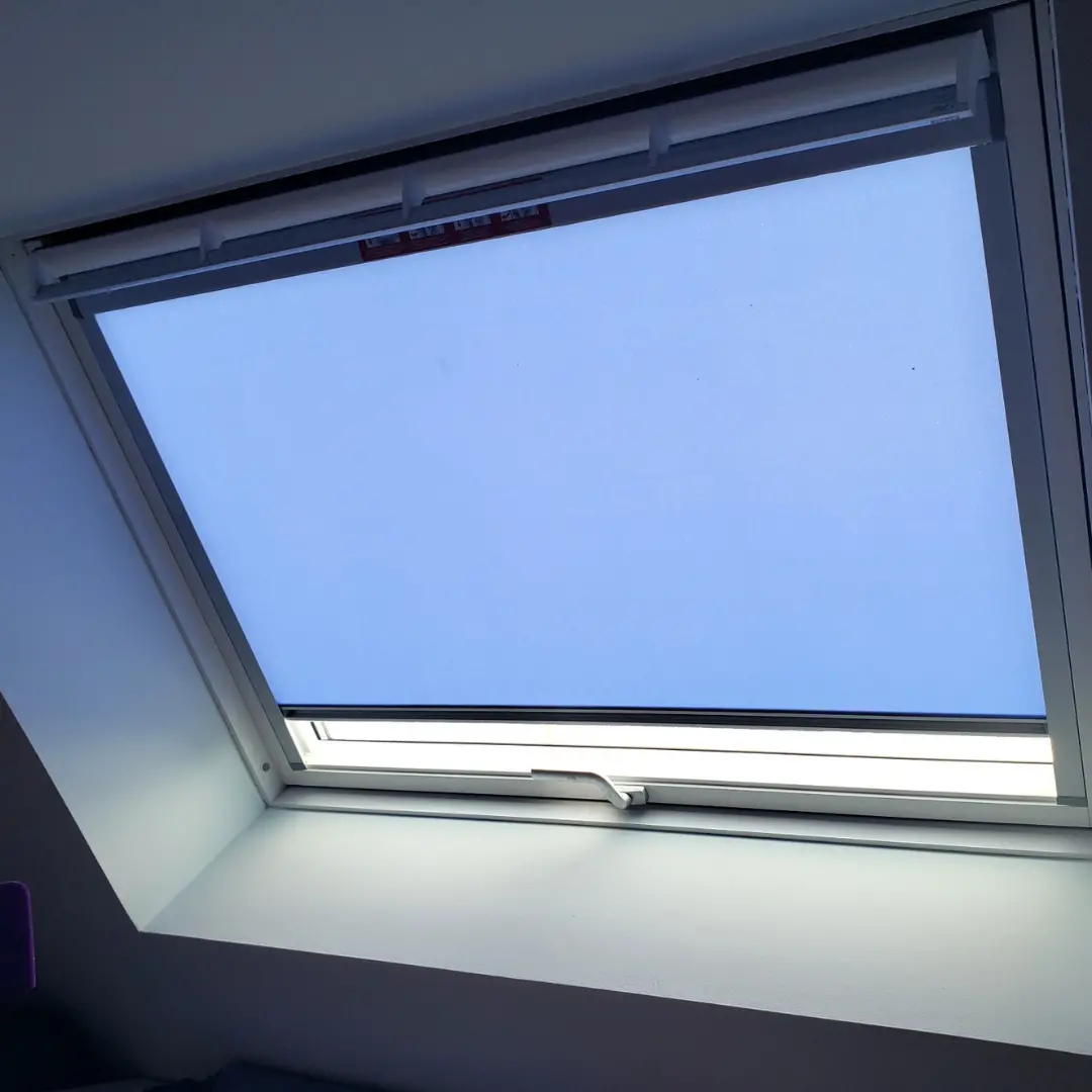 Store fenêtre de toit tamisant uni bleu de face