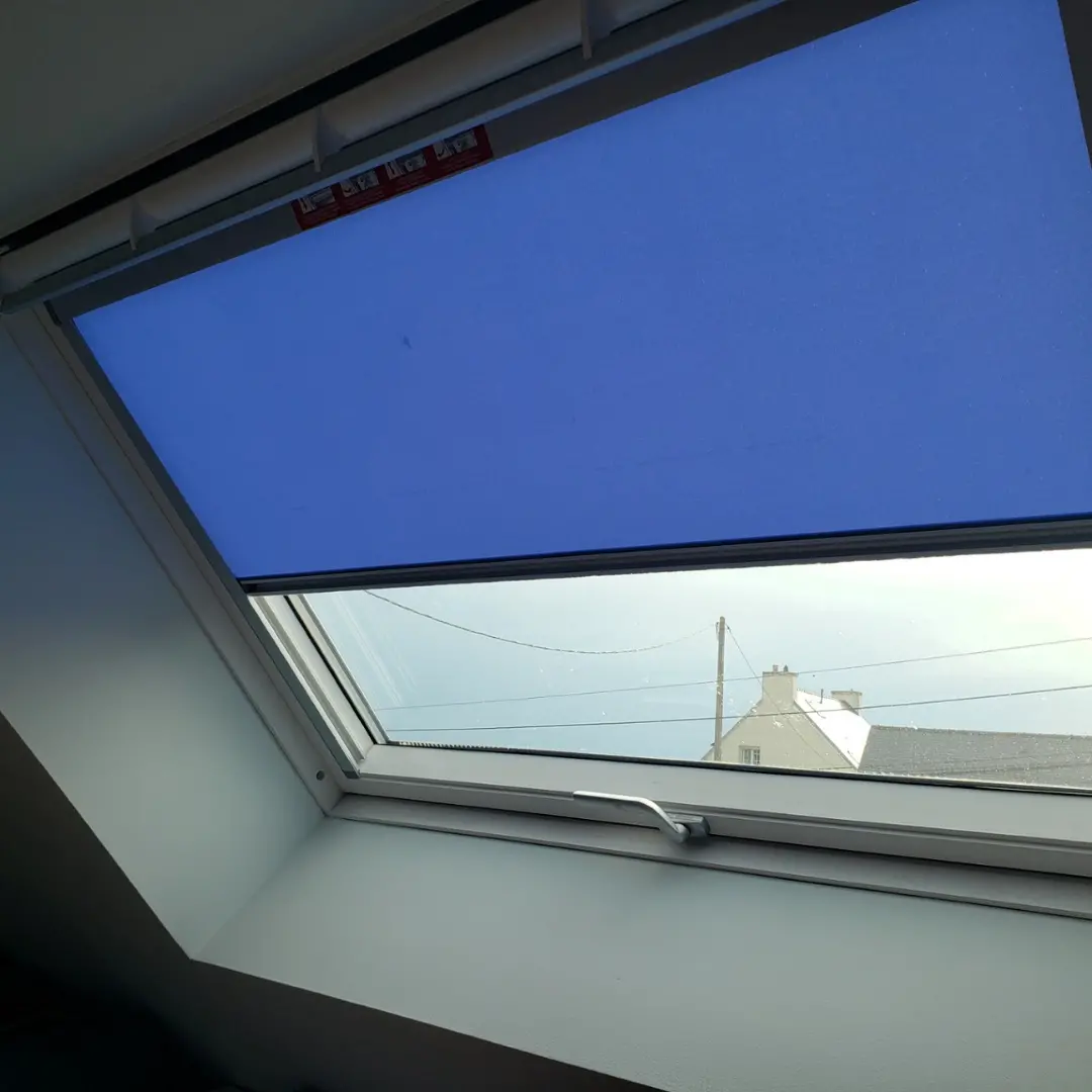 Store fenêtre de toit tamisant uni bleu de profil