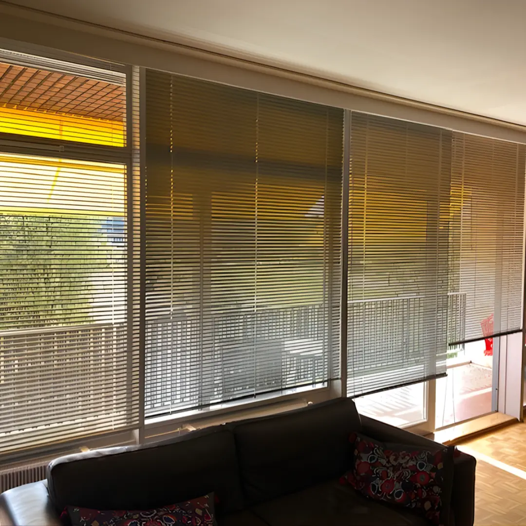 Stores vénitiens alu salon appartement de près