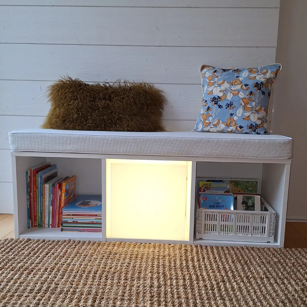 Coussin banquette intérieur maillé blanc coin lecture de face