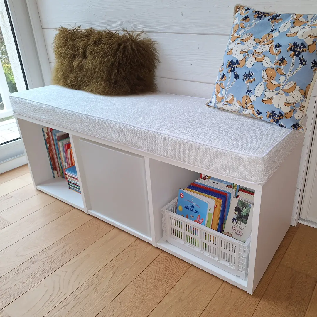 Coussin banquette intérieur maillé blanc coin lecture