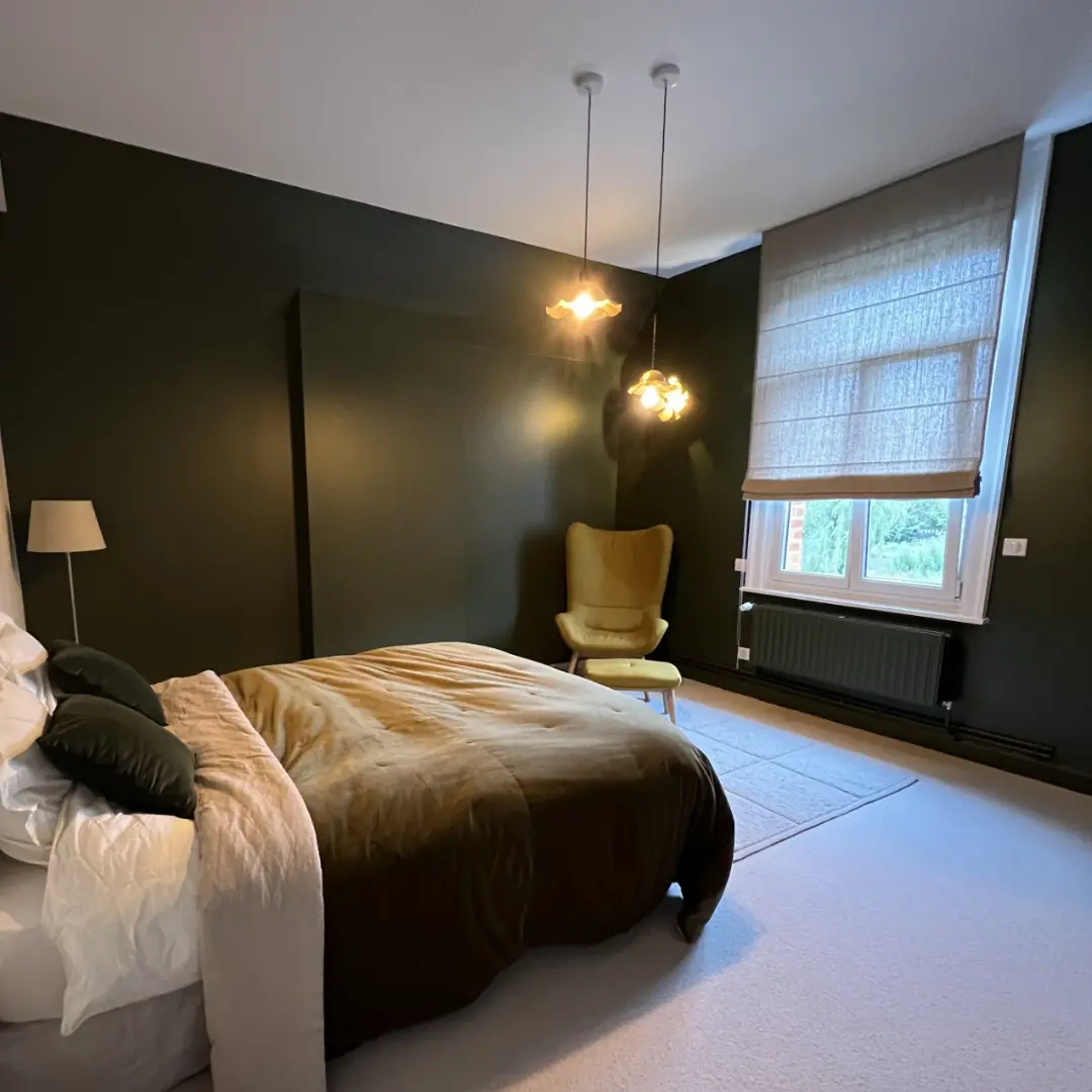 Store bateau semi fermé dans une chambre