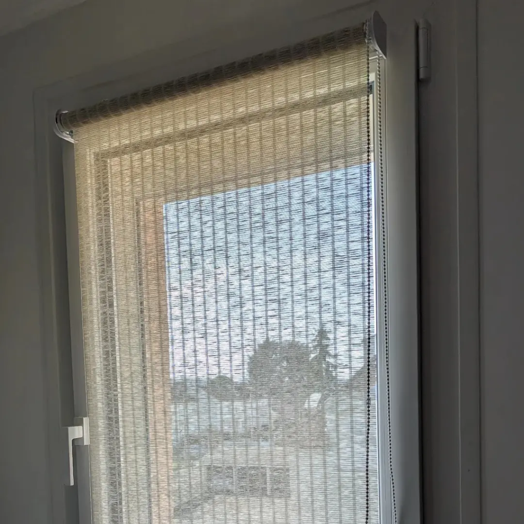 Store enrouleur tamisant aspect bambou bureau