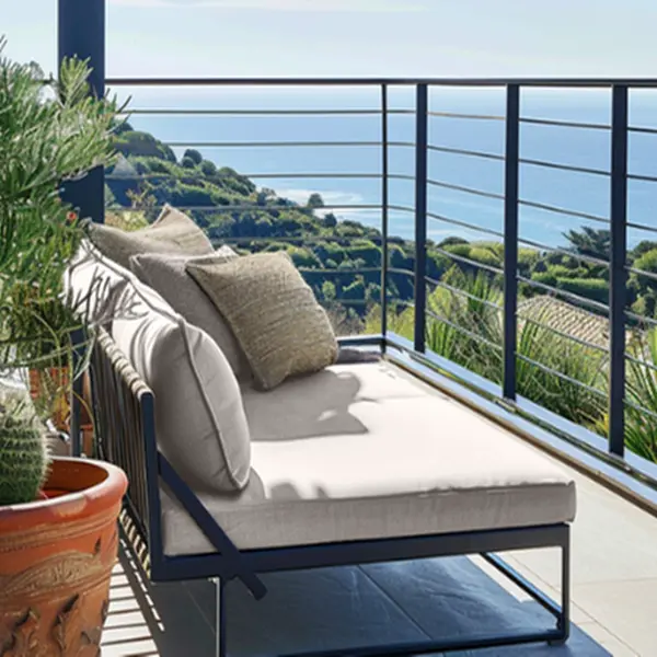 coussin banquette extérieur maille gris clair sur salon de jardin contemporain