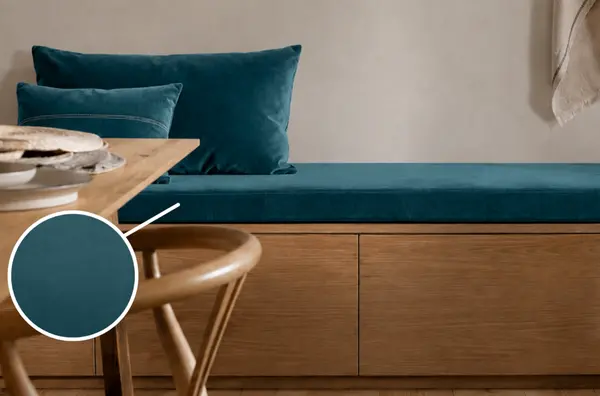 coussin banquette intérieur velours camel dans entrée contemporaine avec lumière naturelle