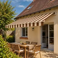 Store-banne---sans-coffre-ambiance.webp