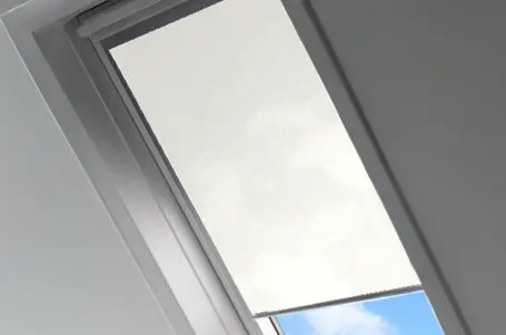 Store compatible avec les fenêtres de toit VELUX® Anti-chaleur Soltis®