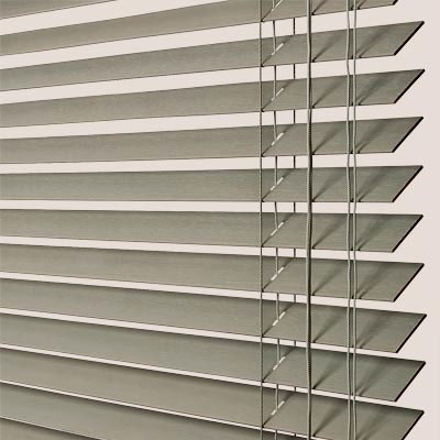 Store vénitien bois texturé gris - bois abachi texturé - sur mesure - design épuré - fabrication française - durable et élégant