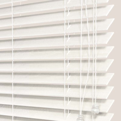 Store vénitien bois blanc - bois tilleul satiné - sur mesure - durable et élégant