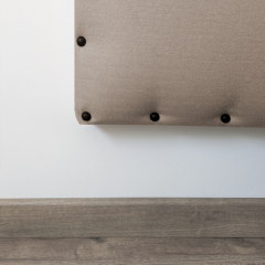 Fixée au mur